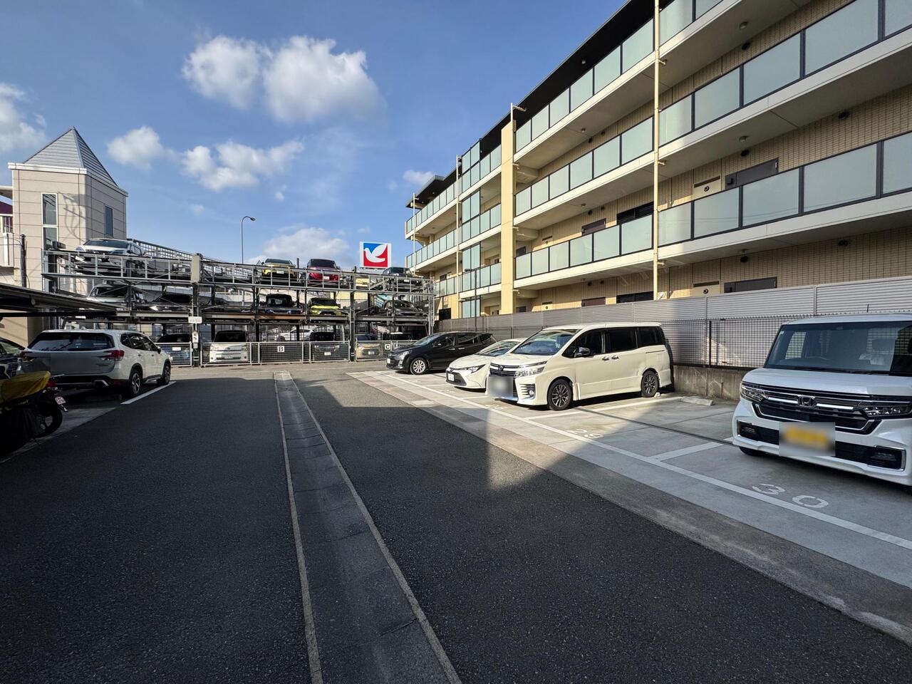 【駐車場】敷地内に設置されています。空き状況など詳細については、お問い合わせください。