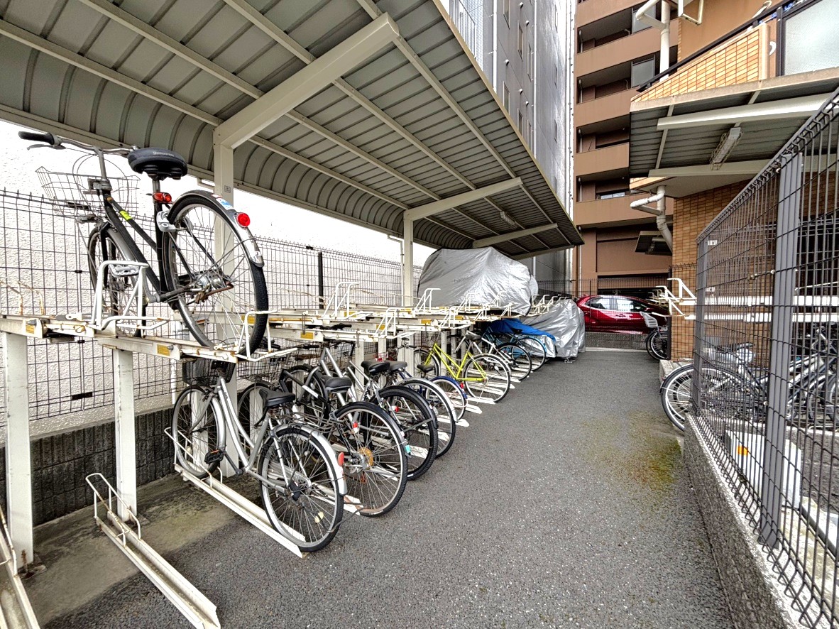 【駐輪場】駐輪場が設置されています。雨や汚れから自転車を守ってくれる屋根付きです。駐輪場の空き状況や料金などの詳細は、お気軽にお問い合わせくださいませ。