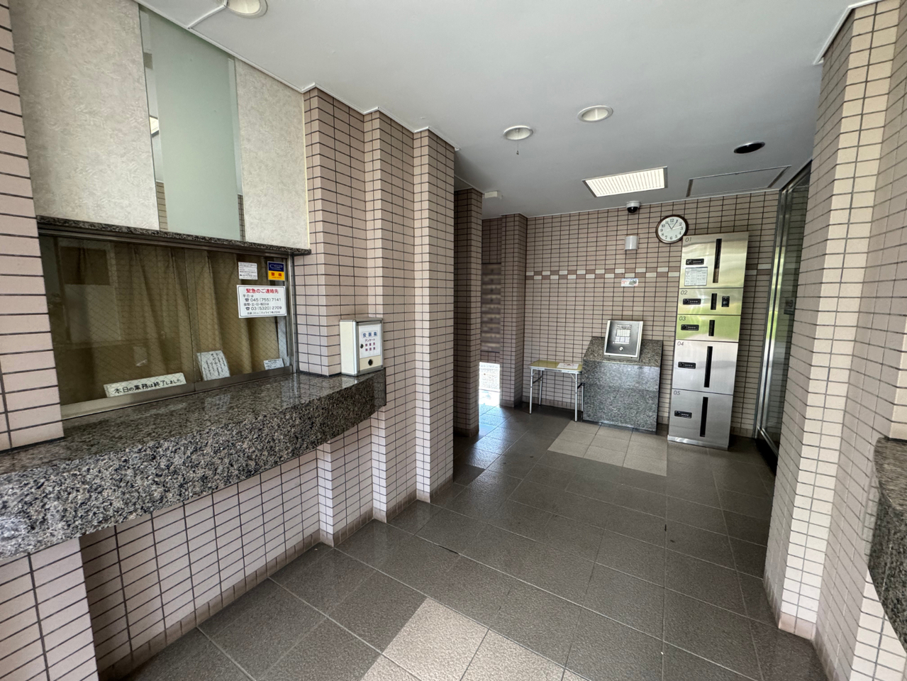 【エントランス】オートロックシステムが採用されたエントランス。日々の暮らしを安心して過ごせるよう配慮された設計です。