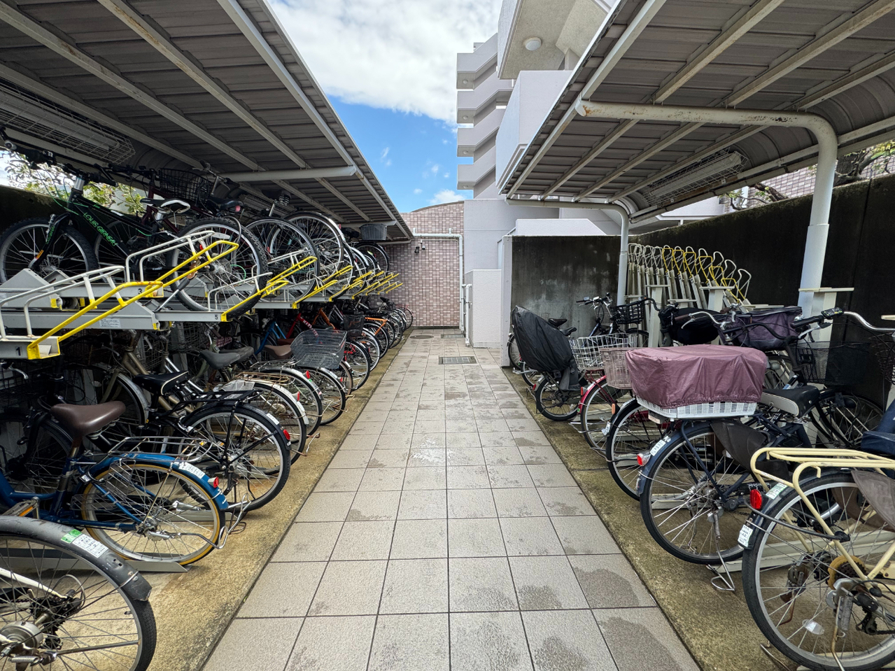 【駐輪場】自転車の転倒リスクを軽減できる、ラック付きの駐輪場です。屋根付きのため、雨や直射日光から自転車を守ることができます。