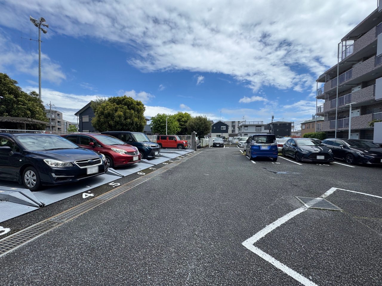 【駐車場】敷地内に駐車場が設けられています。最新の空き状況など、詳細についてはお気軽にお問い合わせください。