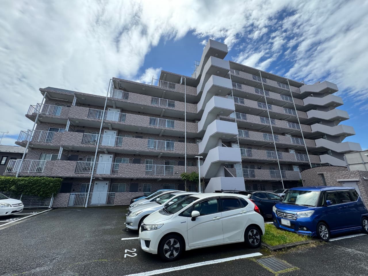 【駐車場】平面式のため移動がしやすく、車の出し入れがスムーズに行えそうです。