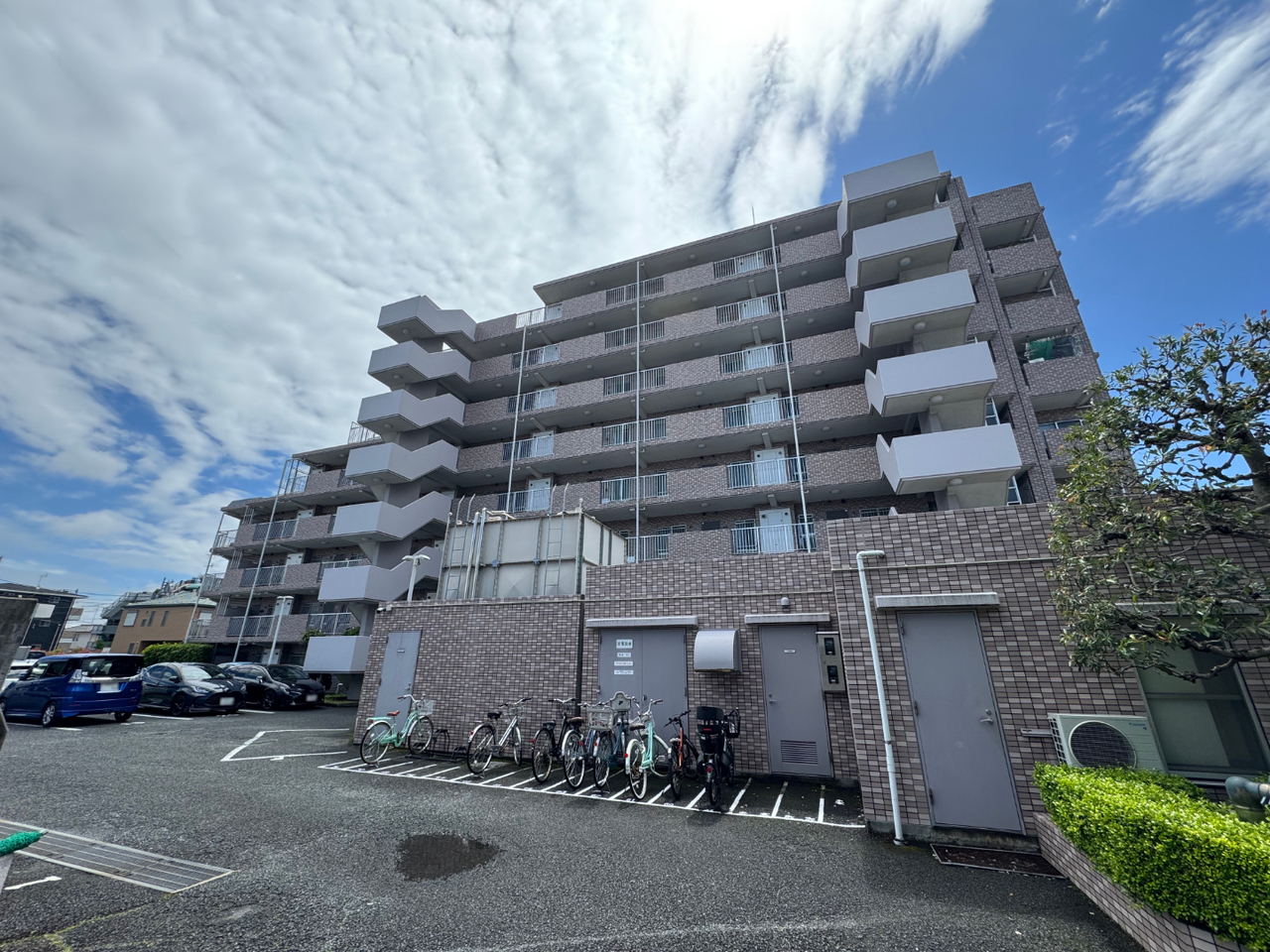 【現地外観写真】地上8階建て・総戸数54戸のマンション。エントランスには不在時でも荷物を受け取れる、宅配ボックスが設置されています。