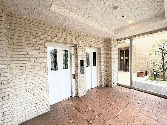 エレベーターは2基あり、スムーズに移動ができます。