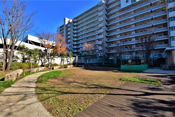 オートロック内に大きな中庭があり、お子様も安心して遊べます。