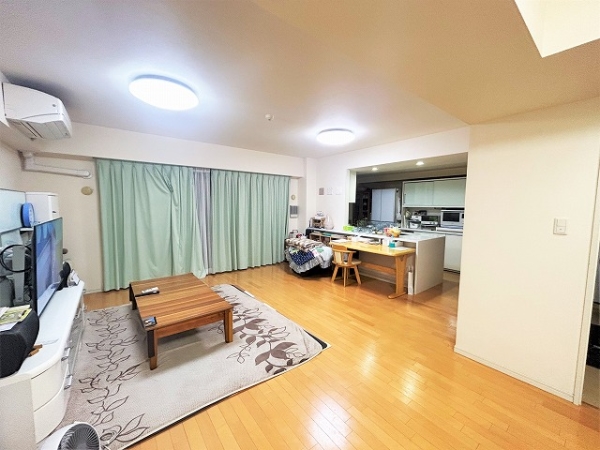 明るく開放的な、約25.3帖の横長LDK。