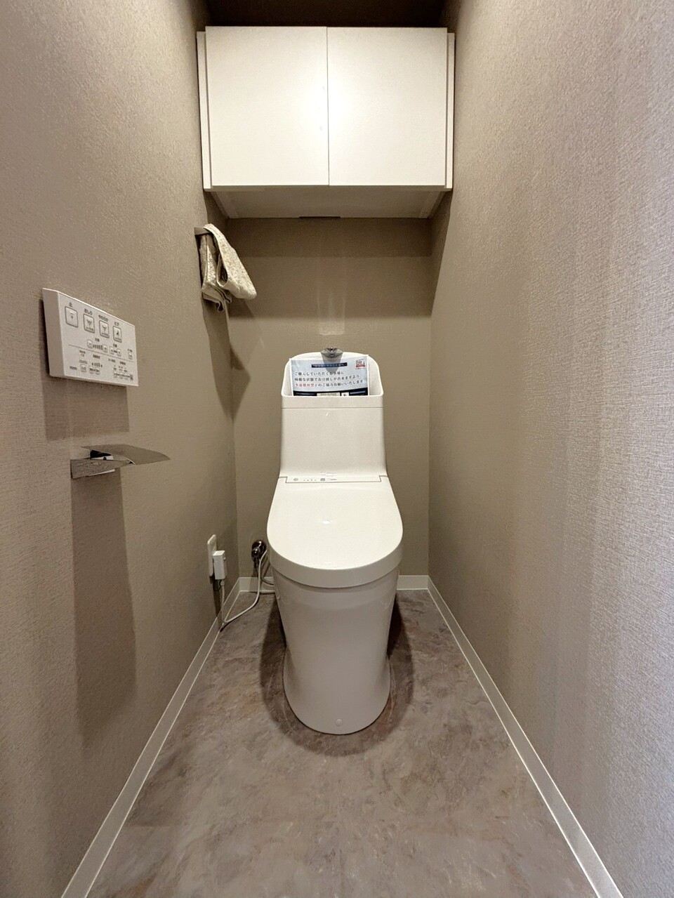 【トイレ】白を基調とした清潔感のあるトイレです(2026年1月交換済み)。背面に収納棚が設置されているので、トイレットペーパーや掃除用具などを収納できます。