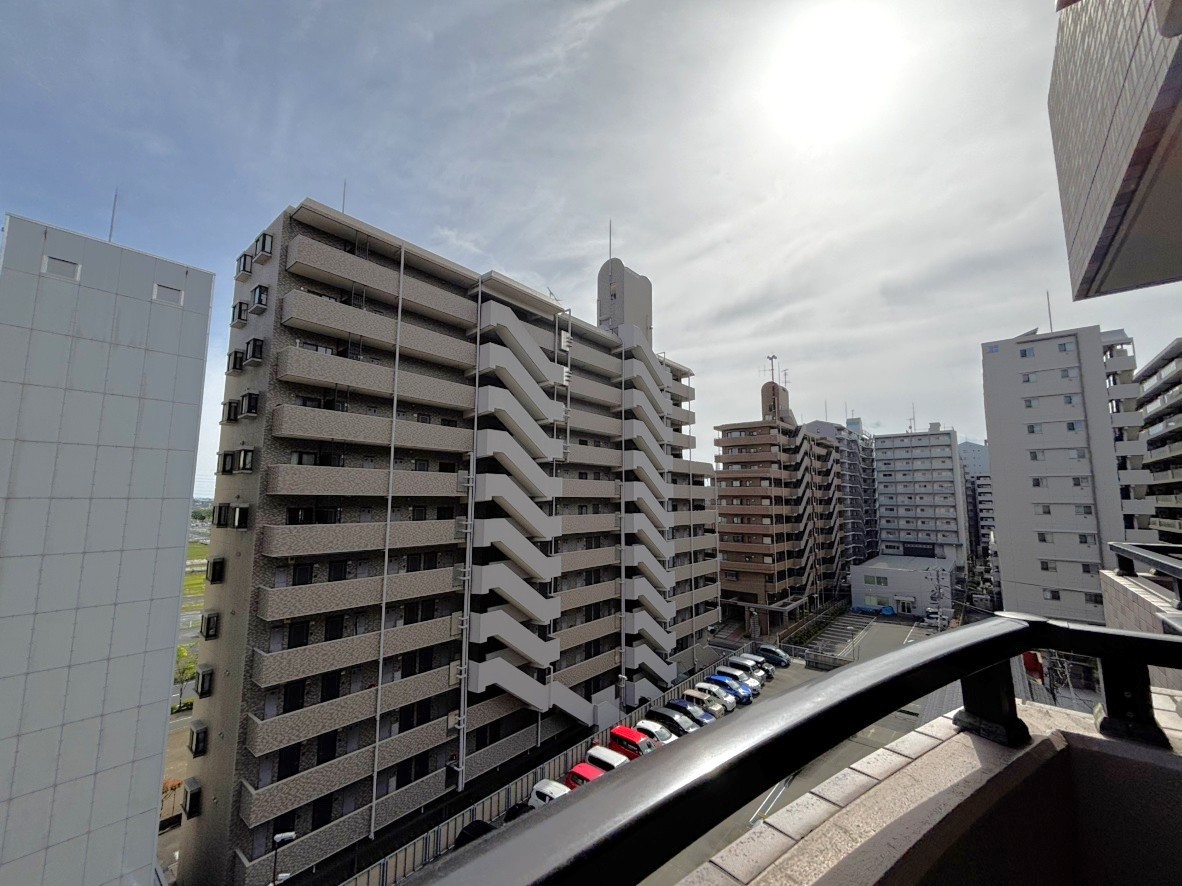 【現地外観写真】総戸数54戸。SRC造地上12階地下1階建ての7階に位置している3LDK。陽当り良好な南向き角住戸です。※眺望は将来に渡って保証するものではありません。