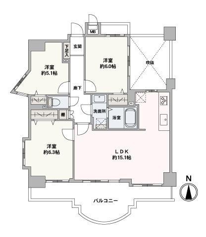 LDKと洋室約6.3帖からバルコニーへ出入り可能。全居室2面に窓がある他、各洋室には収納スペースが備わっています。料理に集中しやすい壁付けキッチンが採用されています。