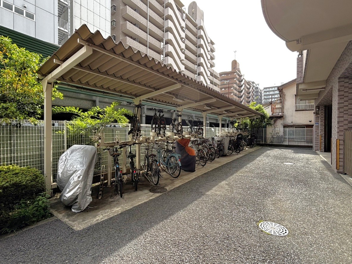 【駐輪場】雨や風から自転車を守ってくれる屋根付きの駐輪スペースが設けられています。空き状況など、詳細につきましてはお問い合わせください。
