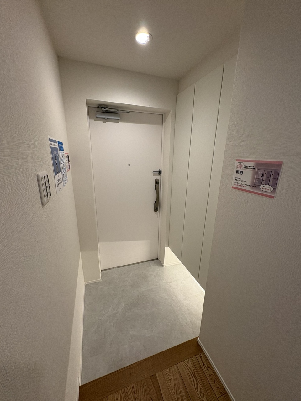 【玄関】玄関には下部のスペースを活用できるフロートタイプのシューズボックスが設置されています。玄関周りをすっきりと保つことができ、ご家族やゲストを気持ち良く迎えることができそうです。