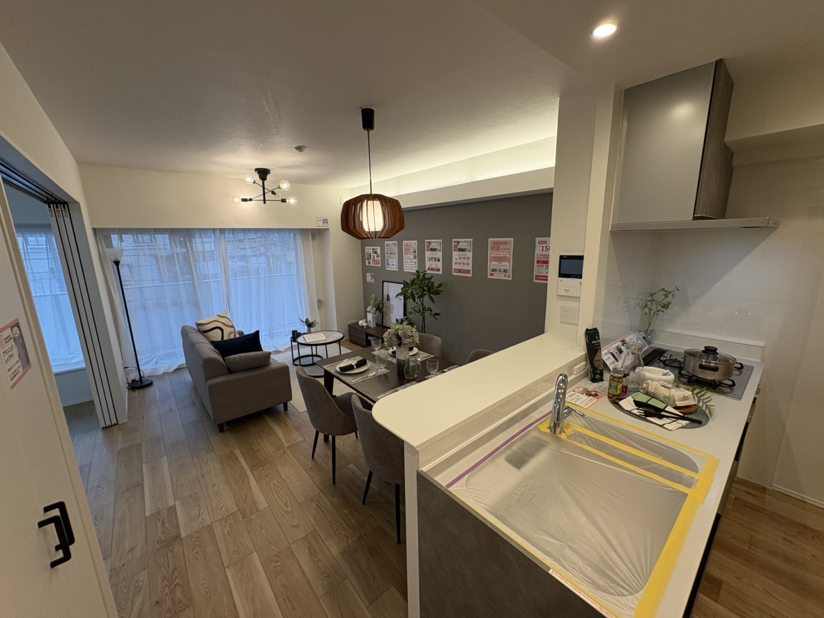 【LDK】キッチンは対面式で、ご家族との会話が弾みます。カウンター付きなので、食事の配膳や片付けがスムーズに行えます。