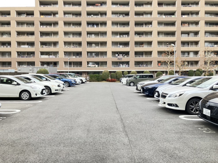 敷地内駐車場です。％駐車場完備のマンションとなっております。また来客用の駐車スペースもございます。