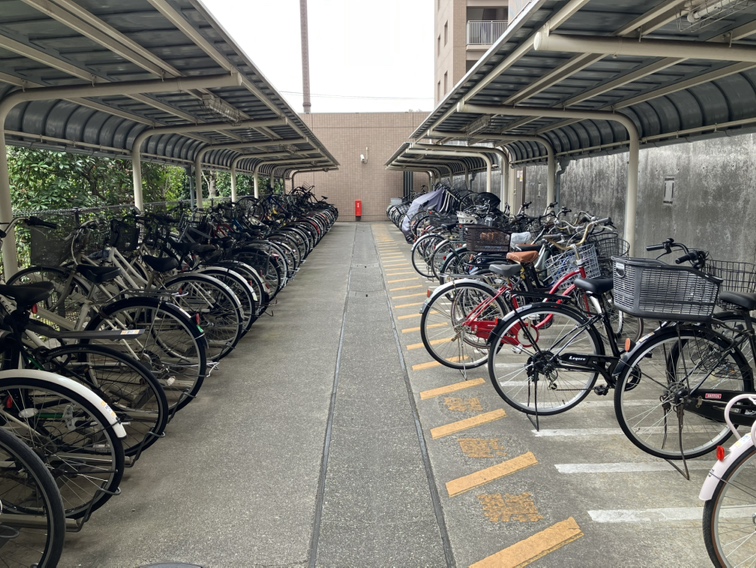 駐輪場は屋根付きですので大切な自転車を雨から守ってくれます。1台目は無料、2台目から年額500円となります。