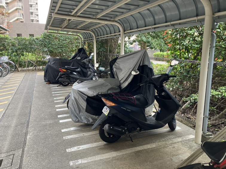 屋根付きのバイク置場です。空き状況、料金などについてはお気軽にお問い合わせください。