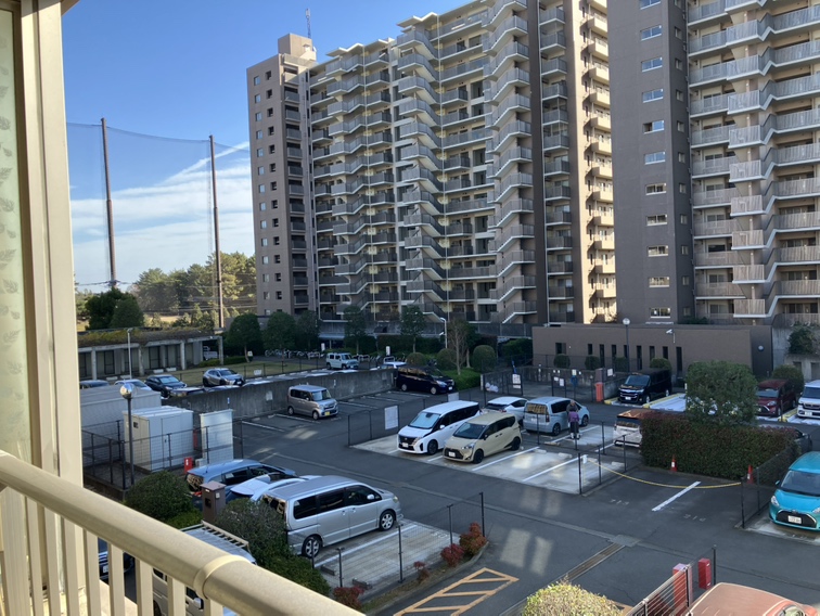 バルコニーからの眺望です。前面の棟との間に駐車場があるので、開放的な空間が広がります。