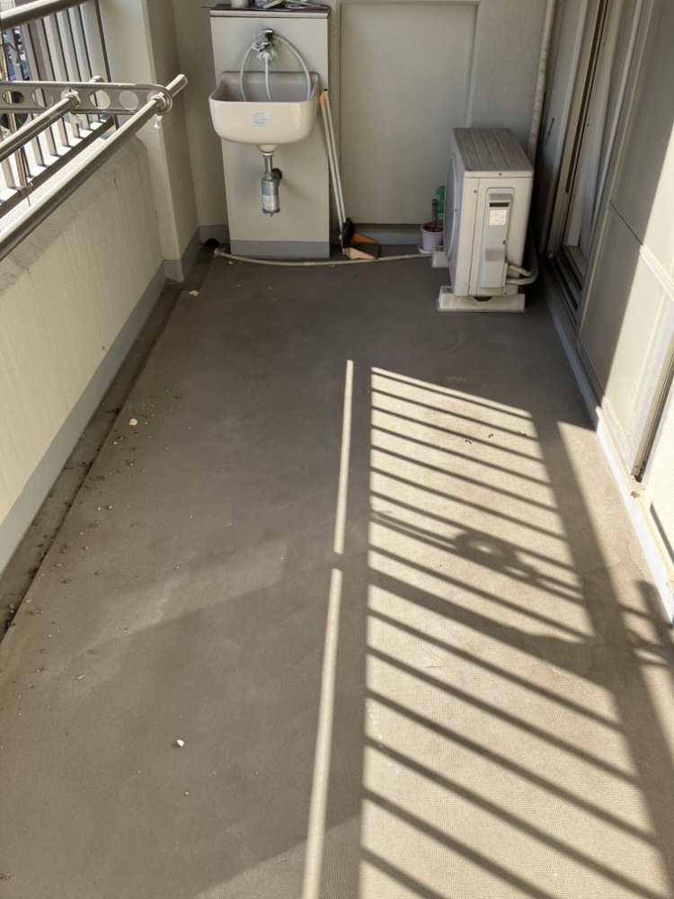 南向きのバルコニーからは日差しがふりそそぎ風通しも良いので洗濯物が良く乾きそうです。スロップシンク付きですのでガーデニングや掃除にも便利です。
