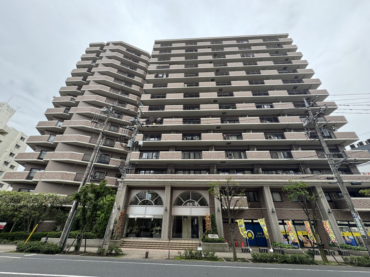 【外観】小田急小田原線「小田急相模原」駅まで徒歩3分の立地。総戸数198戸、SRC造地上14階・地下1階建の4階部分「3LDK」の住まいです。
