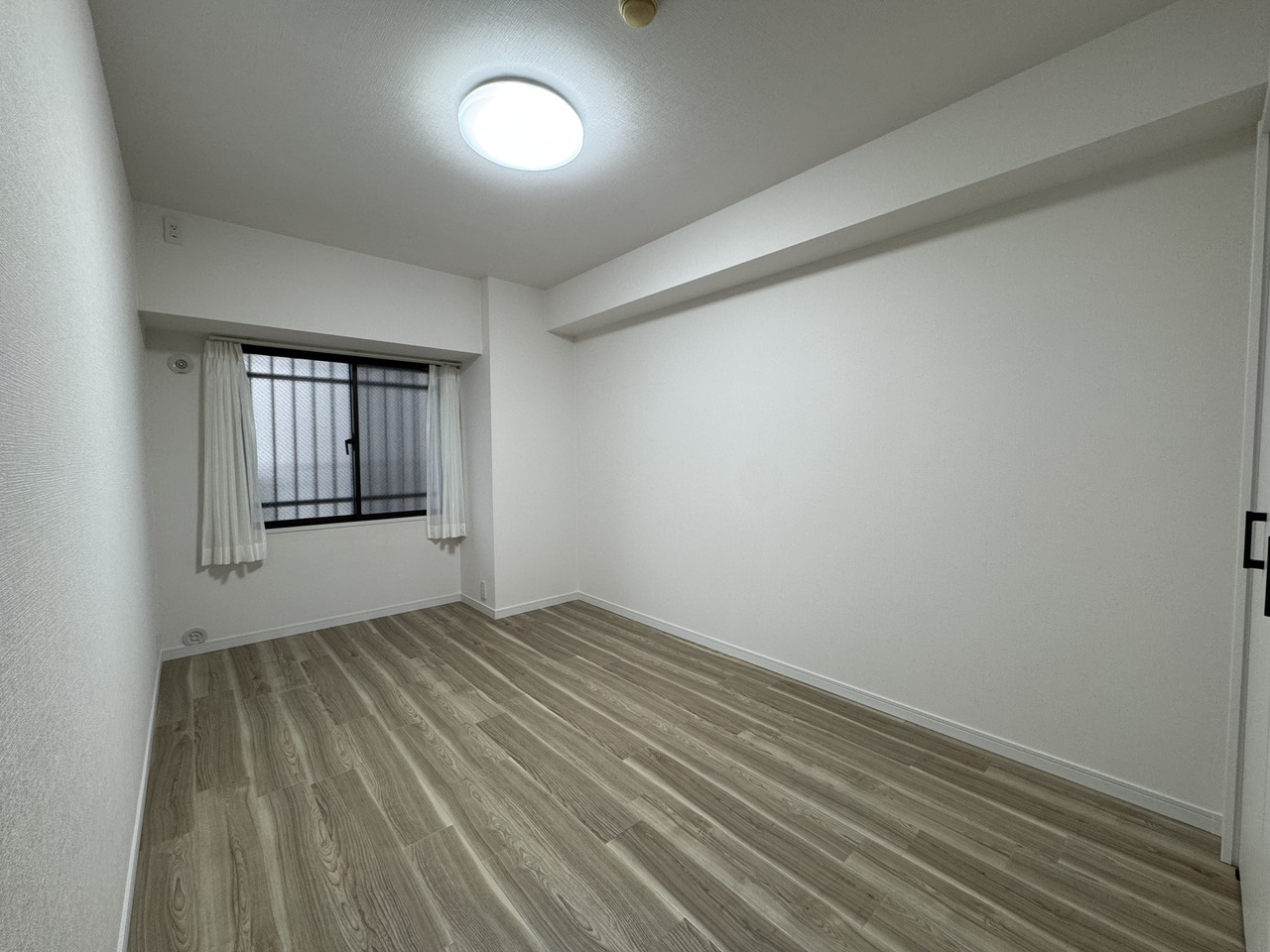 【洋室/約7.0帖】広さにゆとりがあり、主寝室としての利用もおすすめのお部屋です。クローゼットが備えられています。衣類や鞄などをすっきり納め、室内を有効に使うことができます。