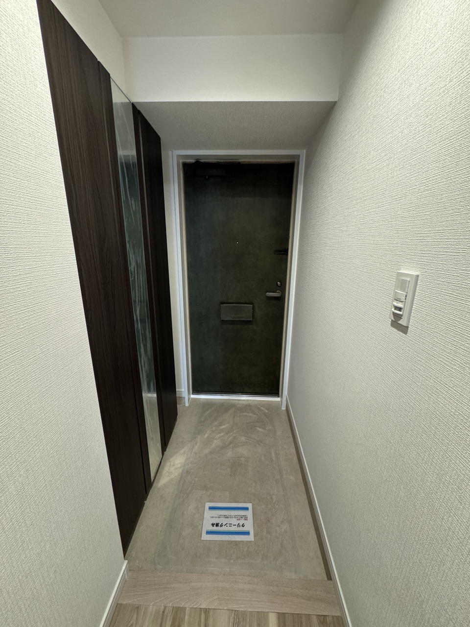 【玄関】玄関にはシューズボックスが設けられています。靴類を収納し、玄関をスッキリとした空間に保つことができます。姿見付きなので、外出前に全身のチェックが可能です。