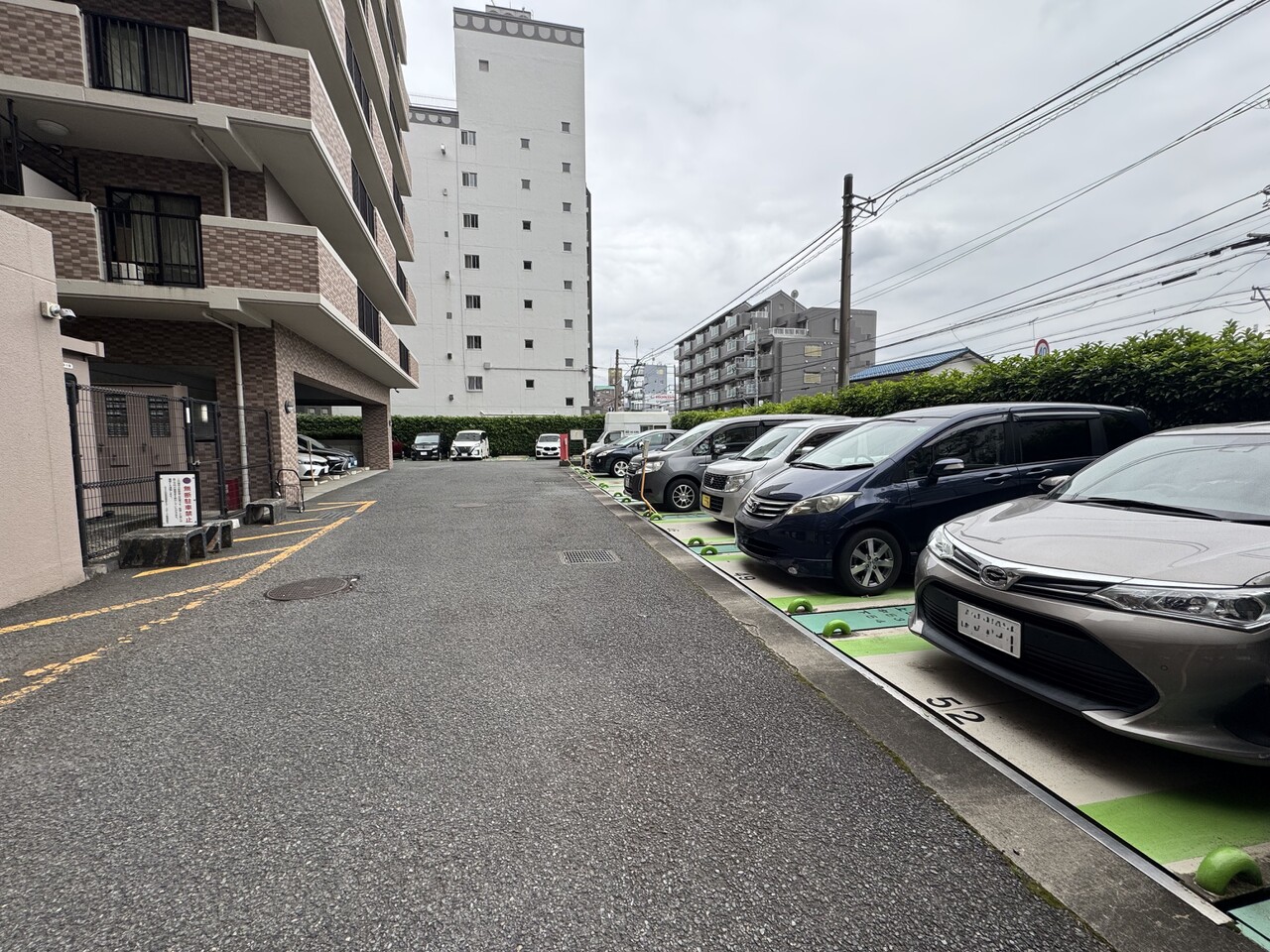 【駐車場】マンション敷地内には駐車場が設けられています。利用料金や最新の空き状況など、詳細は直接お問い合わせくださいませ。