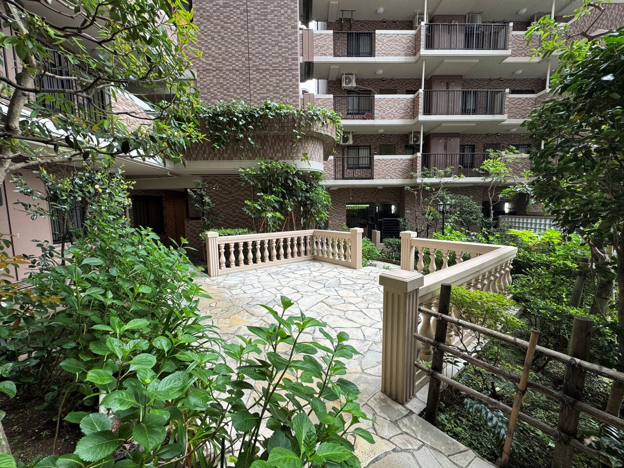 【外観】ペットの飼育が可能なマンションです(細則有)。大事なペットと一緒に暮らすことができます。詳細はお問い合わせくださいませ。