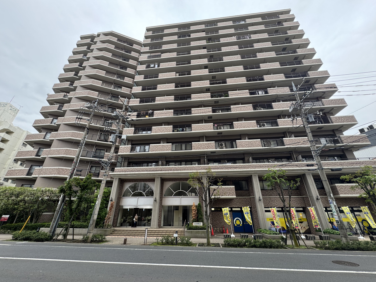 【外観】ショッピングモール「ラクアル・オダサガ」まで徒歩2分(約140m)。スーパー・飲食店・衣料品店などが揃い、毎日のお買い物に便利です。