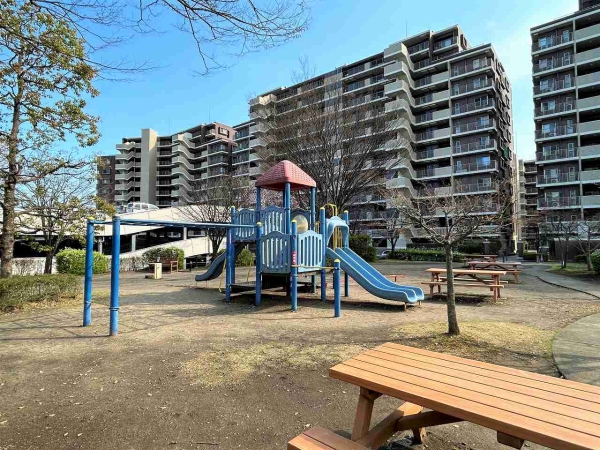 敷地内公園「森のプレイロット」