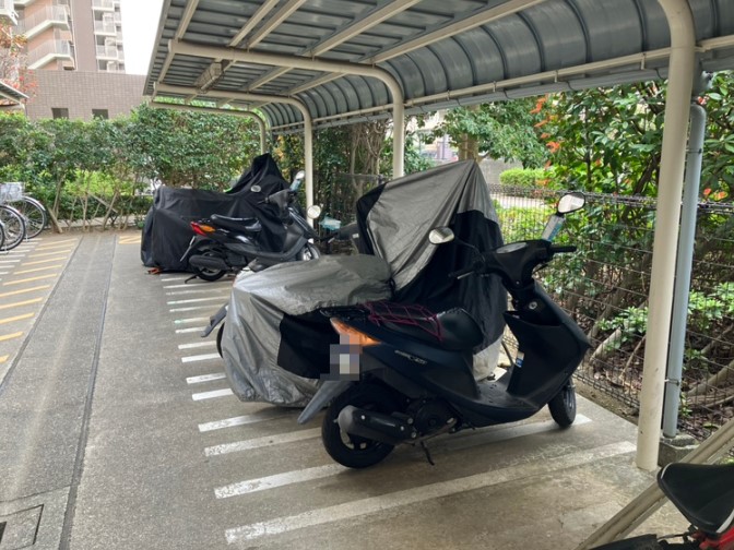 【バイク置場】屋根付きで天候の影響を受けにくいです。整頓されたスペースで気持ちよく利用できます。