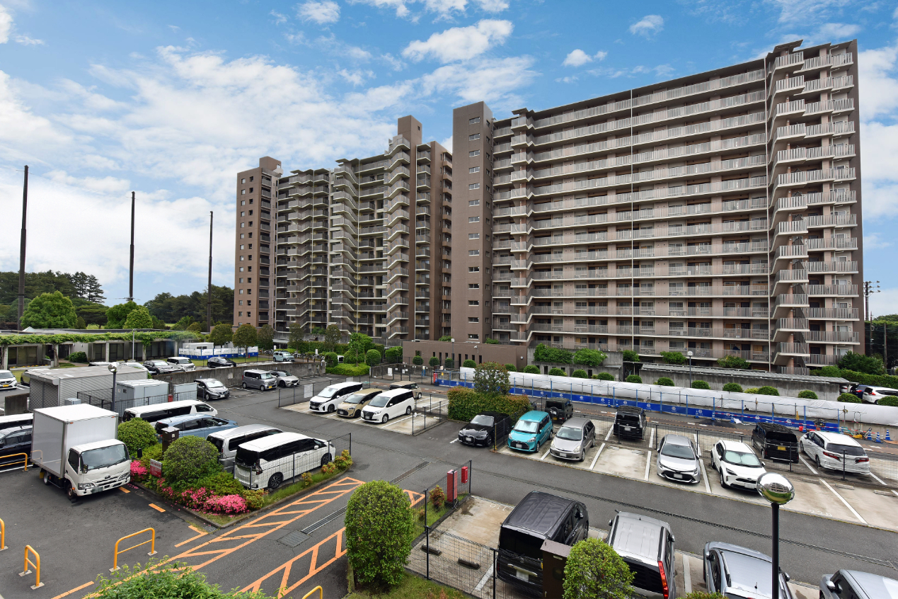 【住戸からの眺望写真】周囲には複合商業施設などが点在し、日々の暮らしに便利な生活施設が揃っています。※眺望は将来に渡って保証するものではありません。