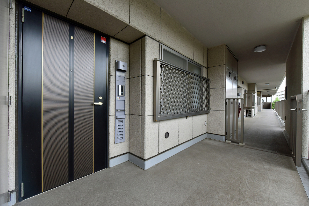 【玄関】専用ポーチが設けられています。共用廊下から室内が見えにくく、プライバシーが守られる設計です。