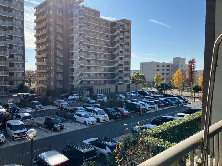 【住戸からの眺望写真】地上6階建の3階部分に位置しています。屋外の空気を吸ってリフレッシュすることができます。※眺望は将来に渡って保証するものではありません。