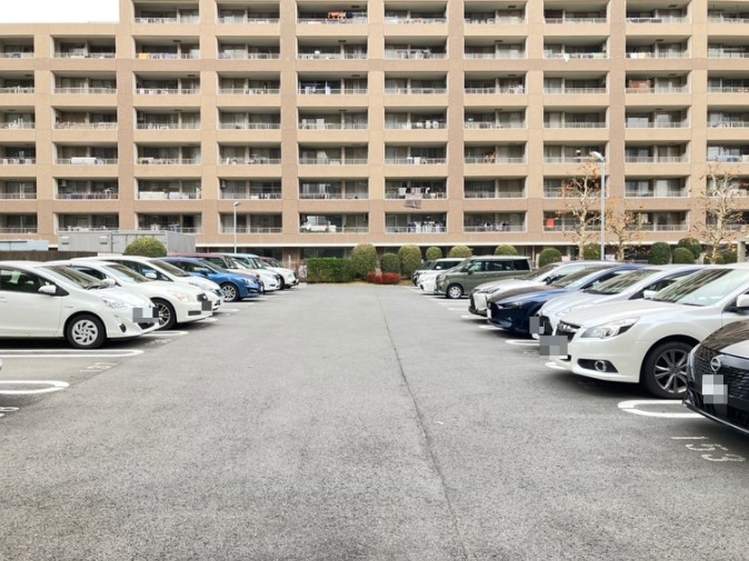 【駐車場】敷地内に設けられた、平面式の駐車場です。空き状況・利用料など、詳しくはお問い合わせください。