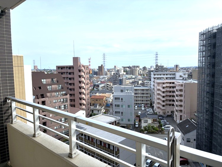 【バルコニーからの眺望】地上14階建の11階部分。高層階ですので、開放的な眺望が魅力です。※眺望は将来に渡って保証するものではありません。