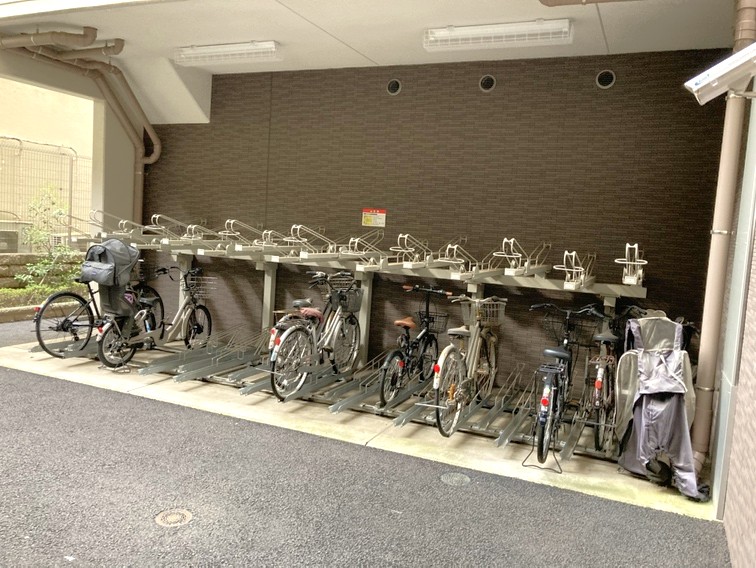【駐輪場】駐輪場は2段式です。屋根があるので、雨から大切な自転車を守ってくれます。使用方法はお気軽にお問い合わせください。