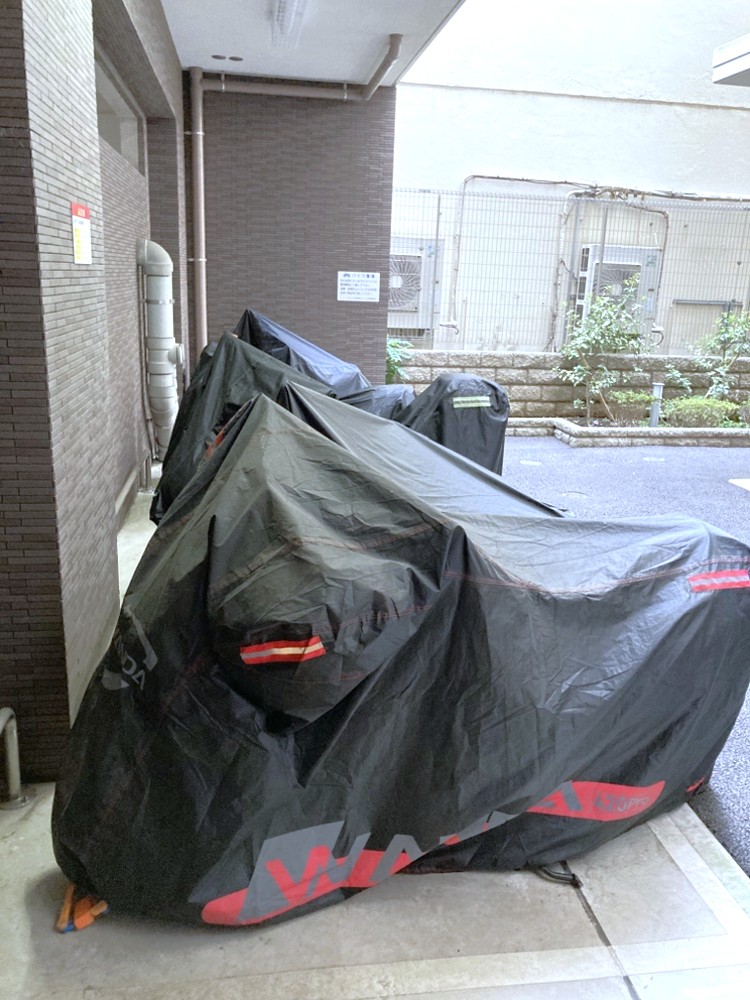 【バイク置き場】屋根付きのバイク置き場が設けられています。詳しくはお問い合わせくださいませ。