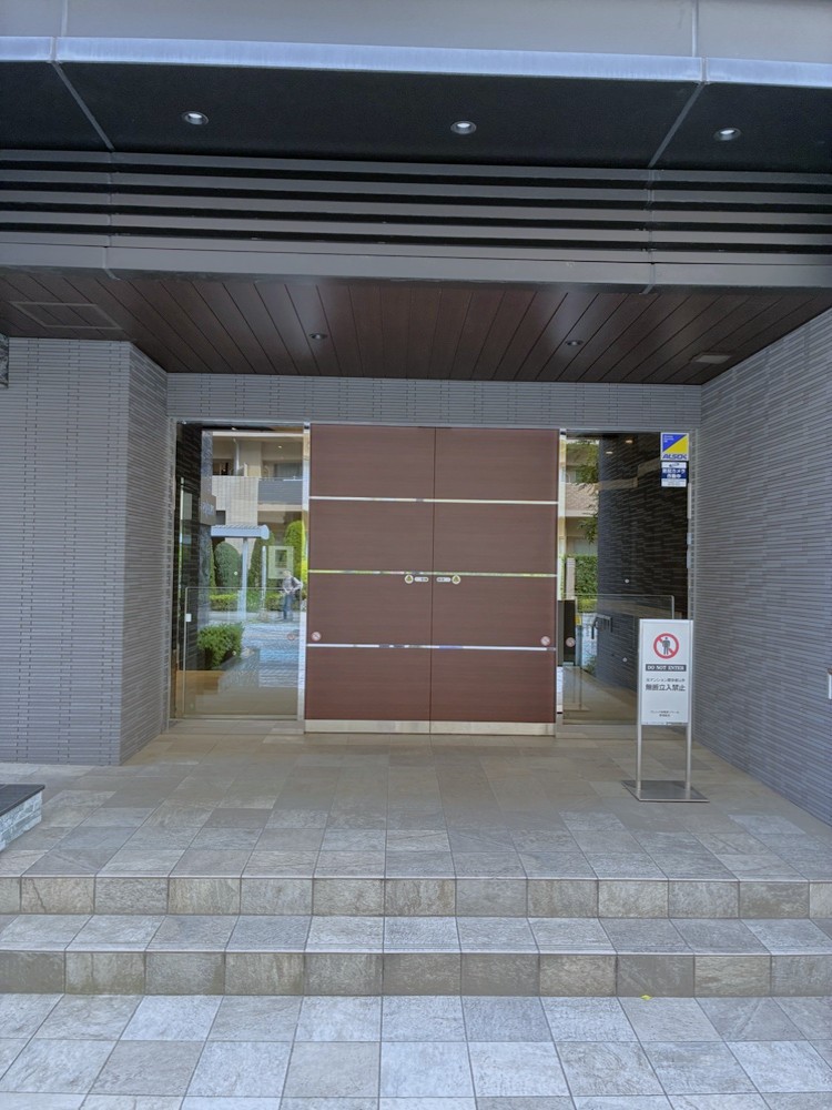 【エントランス】マンション入口付近には屋根がありますので、傘をさして帰ってきた際、慌てずに傘を閉じることができます。
