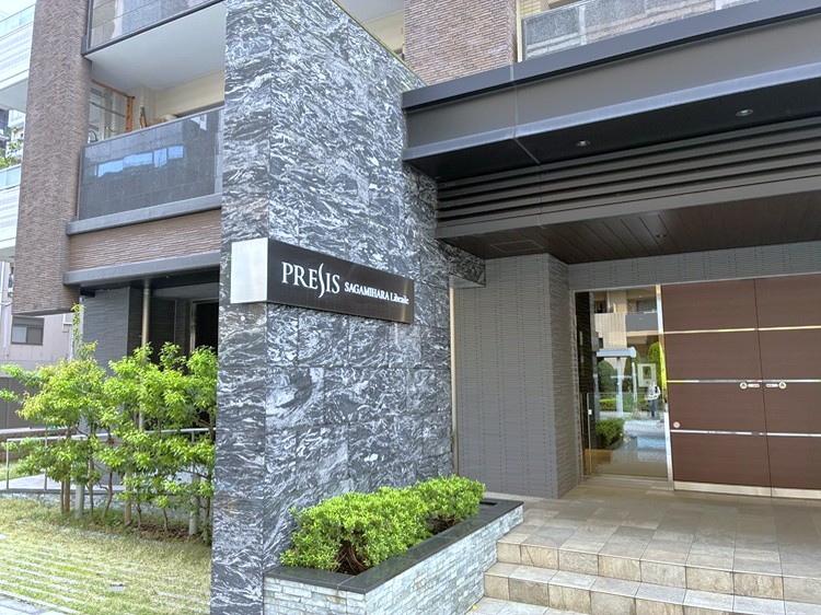 【エントランス】手入れが行き届いた綺麗なエントランスです。植栽が施されており、毎日自然を感じられます。