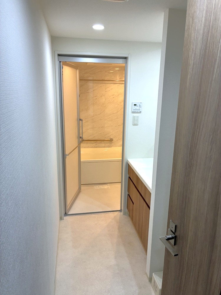 【洗面室/浴室】洗面室にはタオルやパジャマ、肌着などが収納できるリネン庫が設けられていますので、ラックなどを買い足さずに収納ができます。