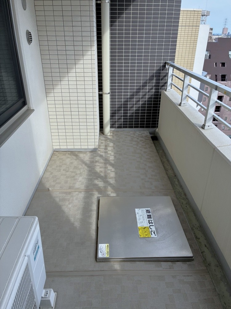 【バルコニー】陽当りの良い南西向きバルコニーです。暖かな陽光が室内まで降り注ぎます。リビングより出入り可能です。