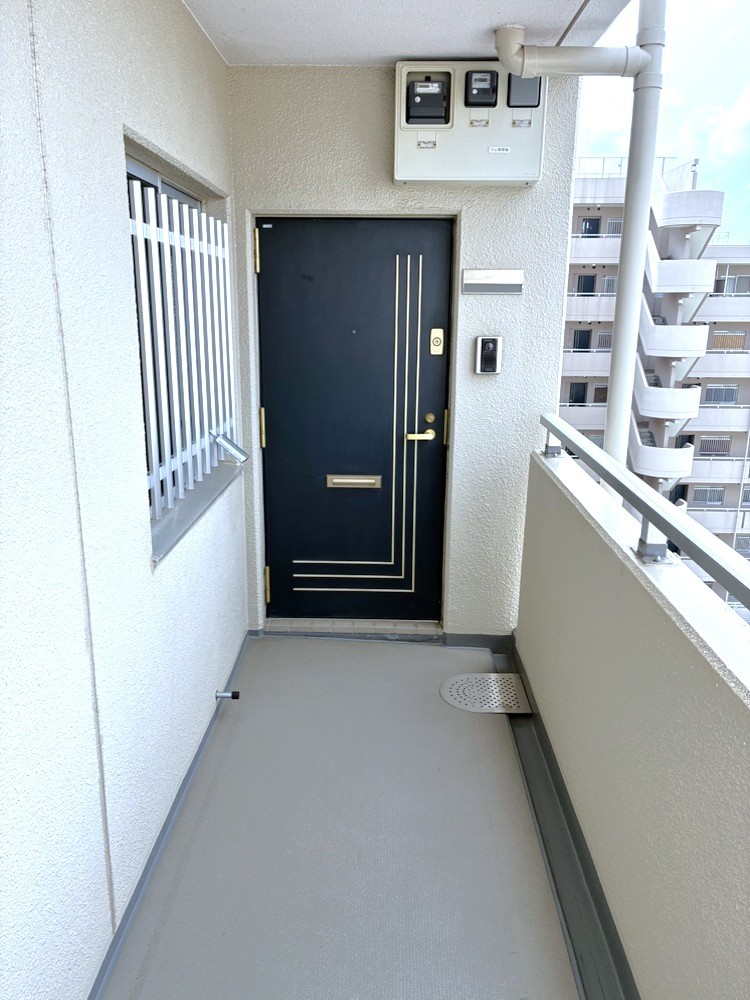 【玄関】廊下の端に位置する角住戸のため、家族以外が玄関前を通り抜けることが少なく、プライバシーやセキュリティ面にも配慮できます。