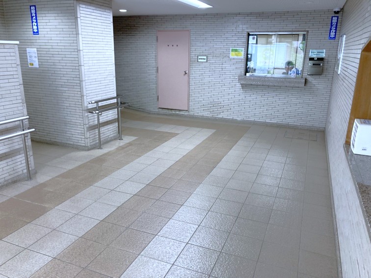 【ロビー】(株)日鉄コミュニティによる日勤管理が行われています。管理人が滞在していますので、共用部分も綺麗に保たれています。