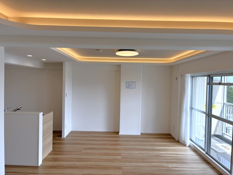 【LDK】南西バルコニーに面する掃き出し窓から、明るい陽光が注ぎ込みます。ご家族皆さまでゆったりと寛げる、ゆとりある広さです。