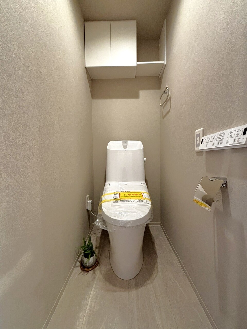 【トイレ】年間を通して快適に使用できる温水洗浄便座付き。シンプルで落ち着いた内装は、お気に入りのカラーアイテムで華やかにアレンジすることも可能です。