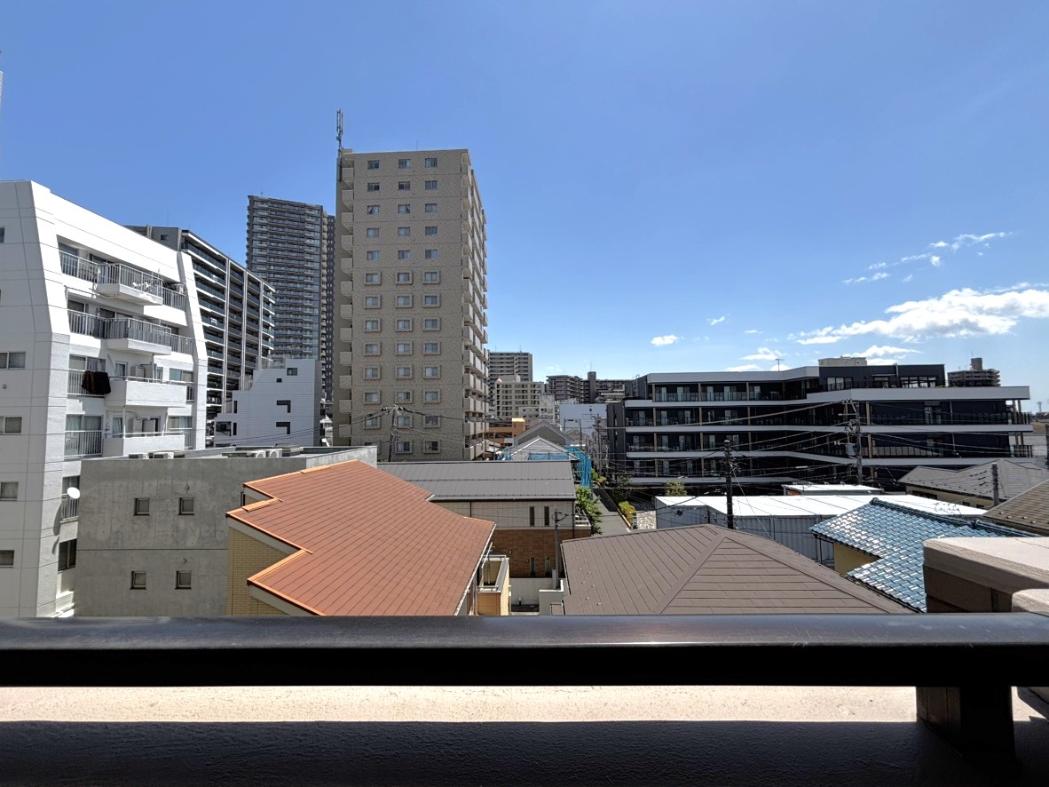 【住戸からの眺望】地上14階建、4階部分のお部屋です。現状、目の前に視界を遮る大きな建物はなく、開放的な景色が広がります。※眺望は将来に渡って保証するものではありません。
