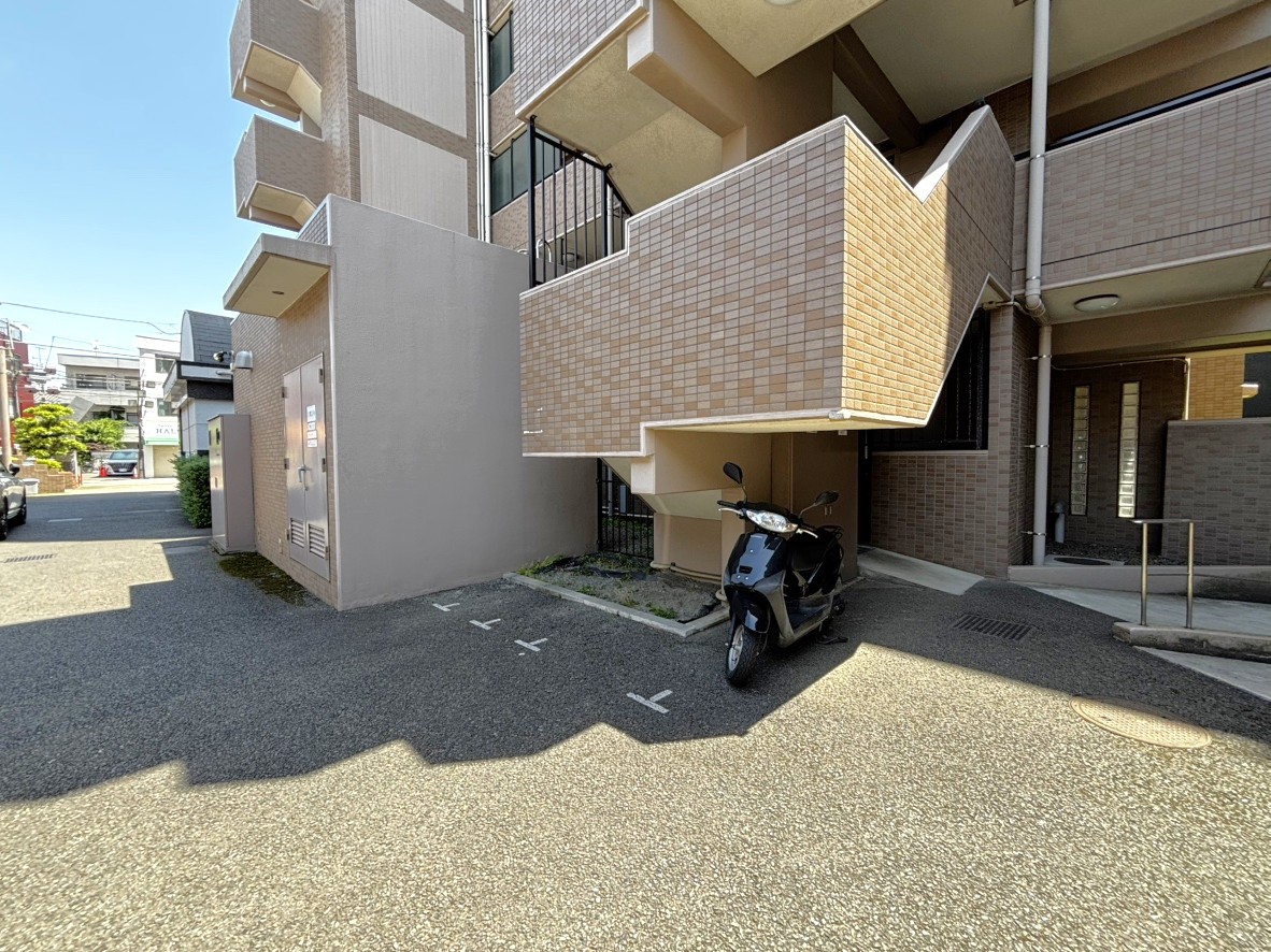 【現地外観】株式会社大京アステージにより巡回で管理されています。共用部分にも手入れが行き届いており、快適なマンションライフをお過ごしいただけます。