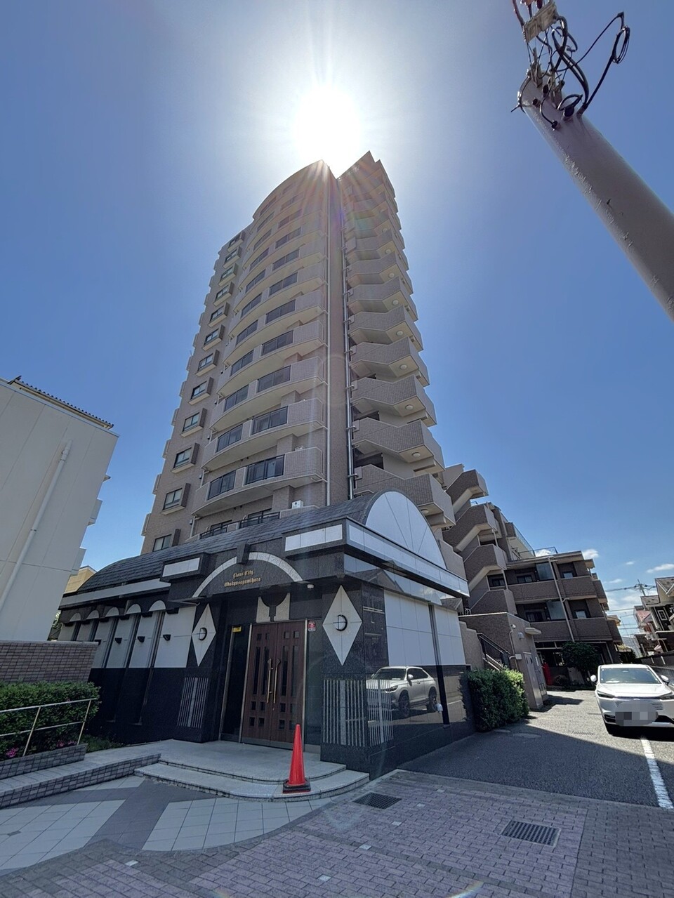 【現地外観】マンション入り口にはスロープが設置されています。なだらかな形状で、車いすやベビーカーでの移動もスムーズにできそうです。
