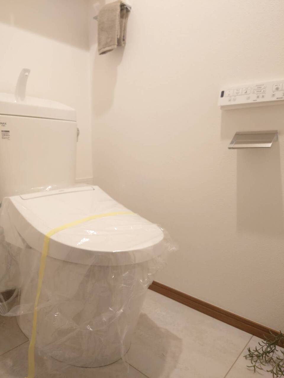 【トイレ】年間を通じて快適にご使用いただける、温水洗浄便座付きのトイレです。操作がしやすい高さに壁リモコンが設置されています。