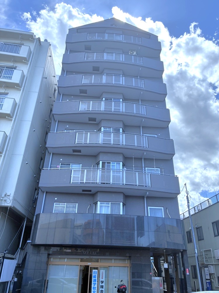 【外観】JR相模線「上溝」駅まで徒歩7分。地上8階建マンションの4階部分です。教育施設や買い物施設などが身近に揃う、便利なロケーションです。