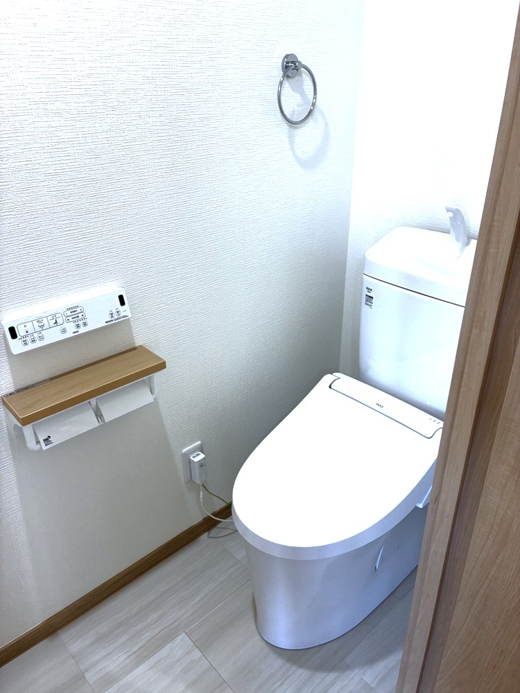 【トイレ】温水洗浄便座付きのトイレ。年間を通して、快適に使うことができます。操作リモコンが壁付けのため、スムーズに操作を行えます。